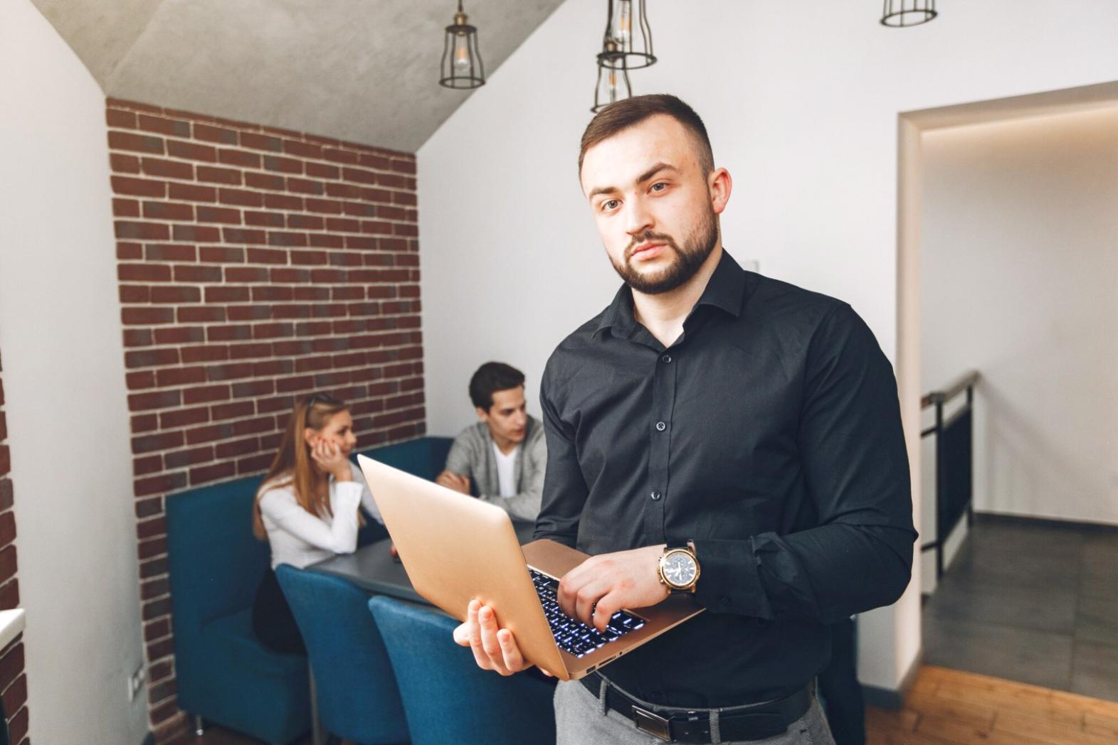 Analyste financier étudiant des modèles de valorisation